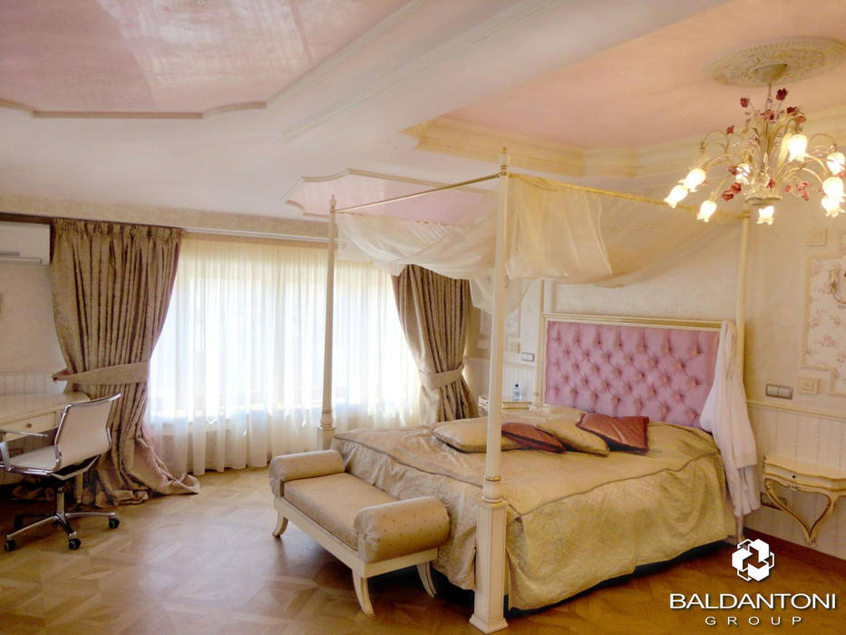 Camera da letto con testiera imbottita di colore rosa Baldantoni Group Camera da letto moderna Legno Effetto legno lusso,rosa,tessuto,legno