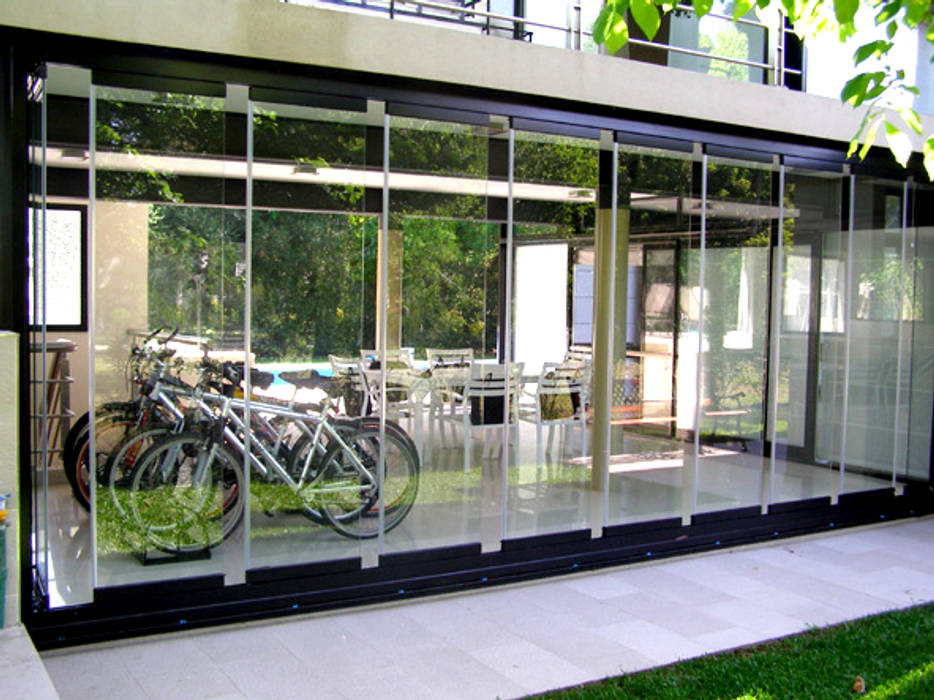 Garaje protegido con Cortinas de Cristal (Paneles Corredizos de Vidrio) AIRCLOS Jardines de invierno modernos