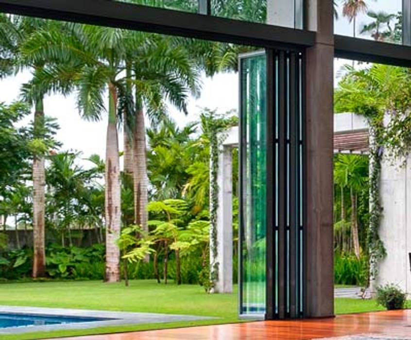 Puertas plegadizas con cerraduras de seguridad – Punta Cana AIRCLOS Casas modernas