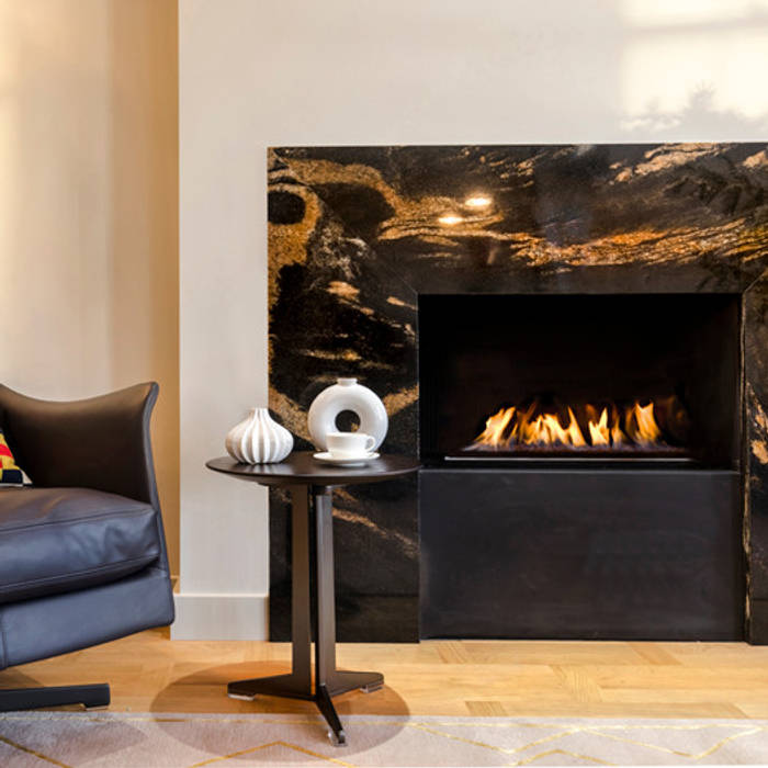 Marble fireplace Studio 29 Architects ltd غرفة المعيشة رخام ديكورات مدفأة الحطب
