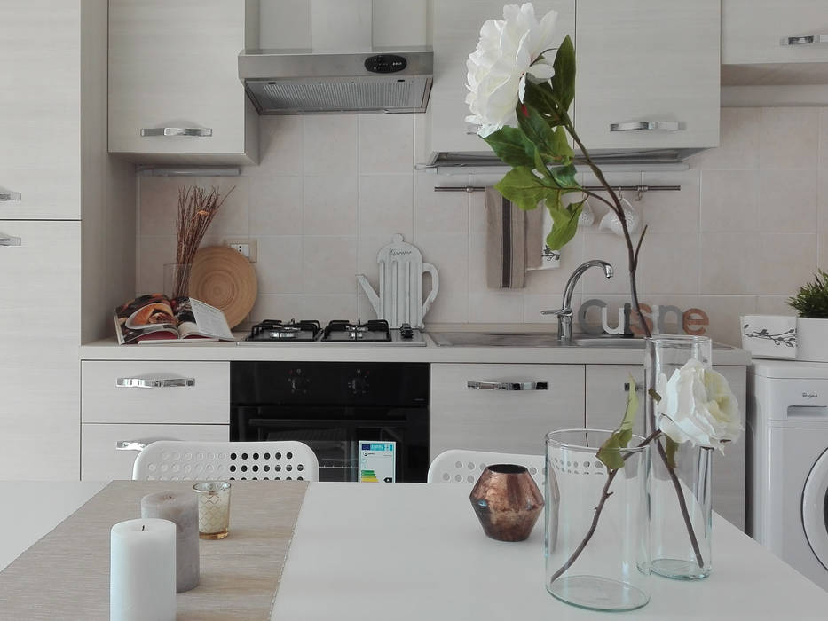 HOME STAGING IN UN BILOCALE DUPLEX Sonia Santirocco architetto e home stager Cucina moderna Home staging