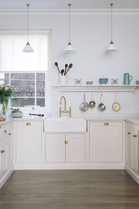 The SW1 Kitchen by deVOL deVOL Kitchens Classic style kitchen Wood Wood effect open shelving,wooden floor,simple cupboards,timeless,classic,shaker,kitchen,design,deVOL