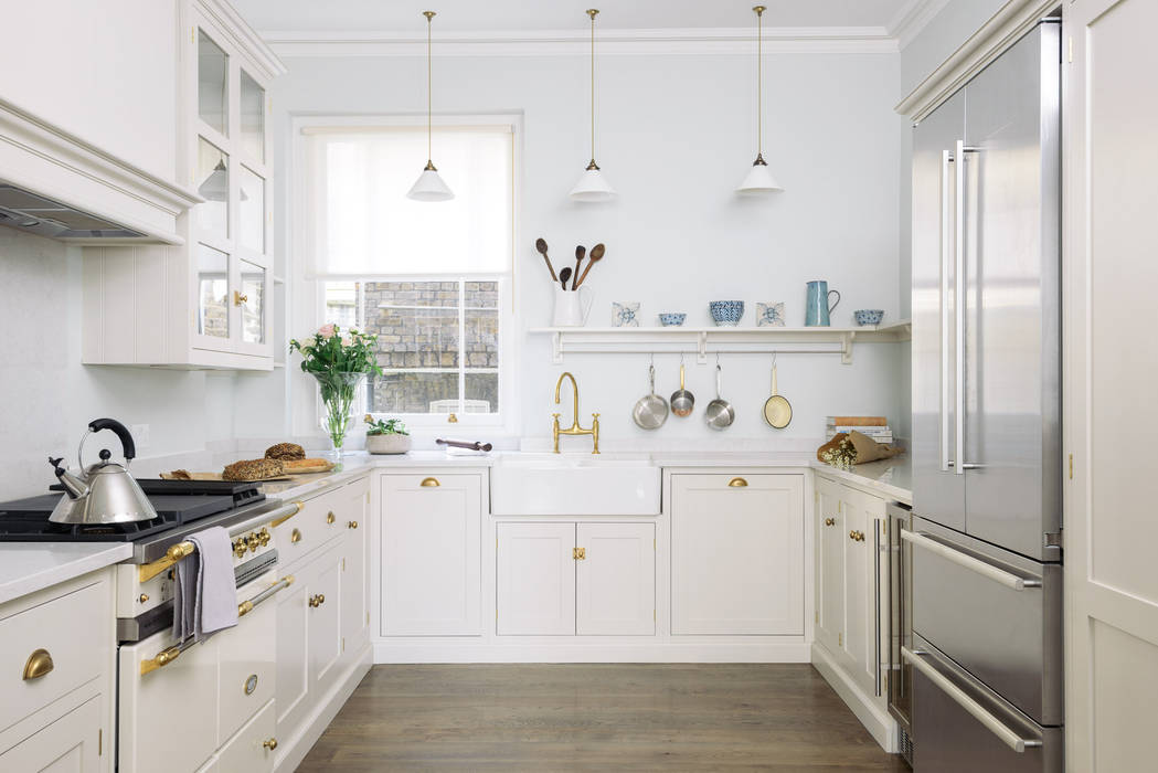 The SW1 Kitchen by deVOL deVOL Kitchens Klassieke keukens Hout Hout wooden floorboards,pale cupboards,shaker cupboards,deVOL Kitchen,handmade,lacanche,range cooker,shaker shelf