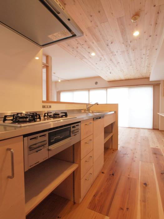 天井高さを抑えたキッチン ダイニング空間 I Think一級建築設計事務所 キッチンキッチン用具 木 木目調 Homify