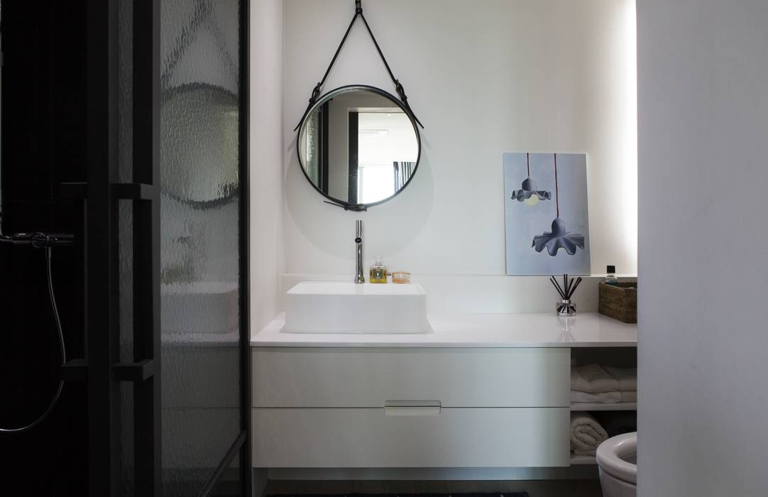 homify Modern bathroom