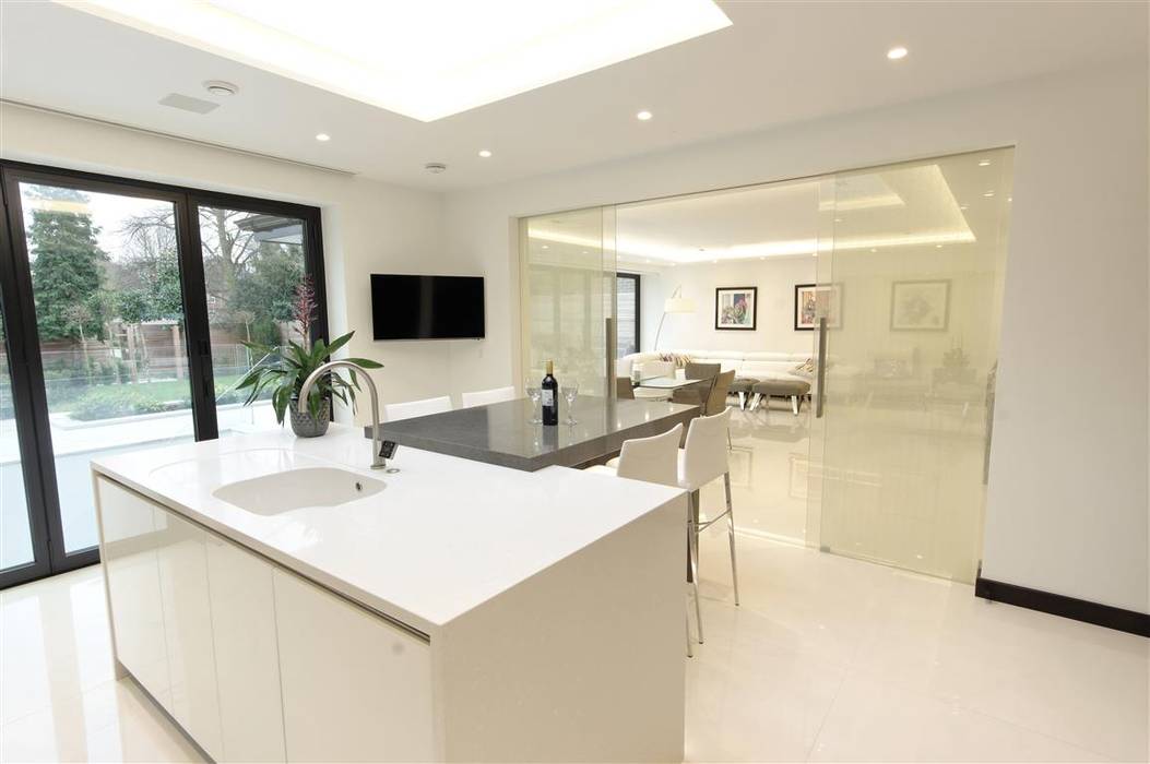 Luxurious White Kitchens by PTC , PTC Kitchens PTC Kitchens ห้องครัว