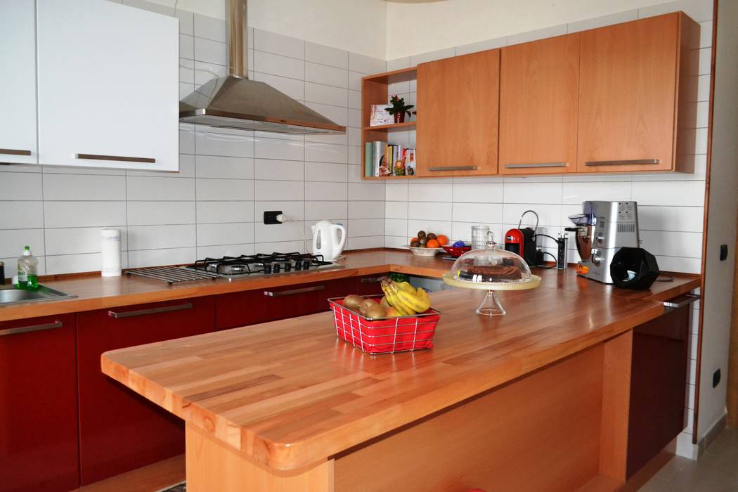 Rinnovare la cucina senza cambiarla., T.A. arredo_arredamento su misura T.A. arredo_arredamento su misura Minimalistyczna kuchnia Lite drewno Wielokolorowy