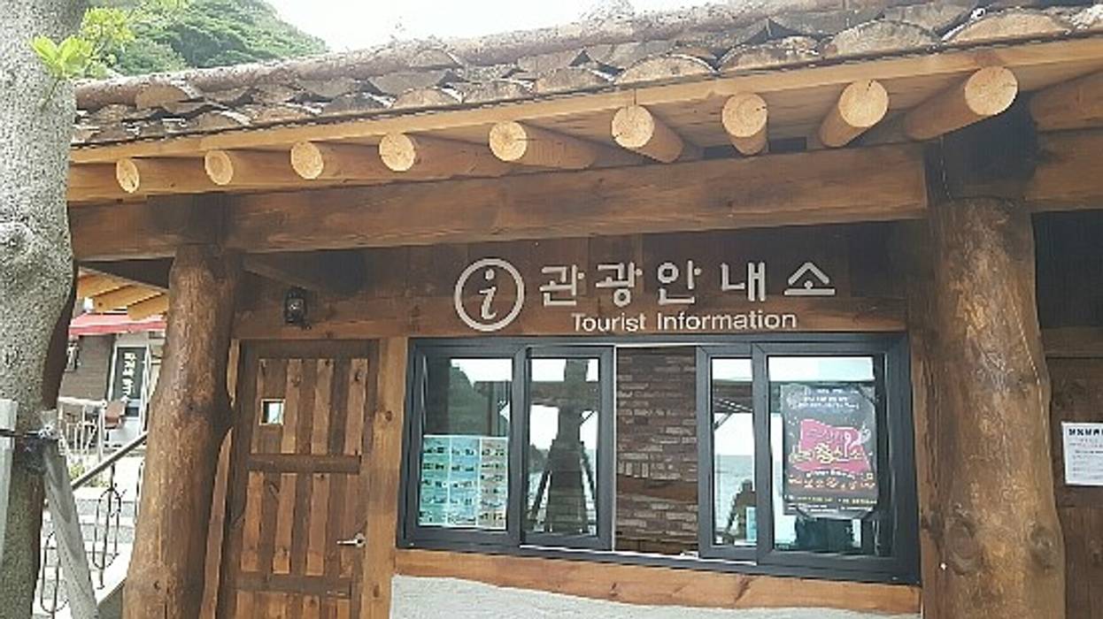 한국전통 목조건축 '대목장' 너와집, 한국인테리어 (주)명인건설 한국인테리어 (주)명인건설 Asian style houses