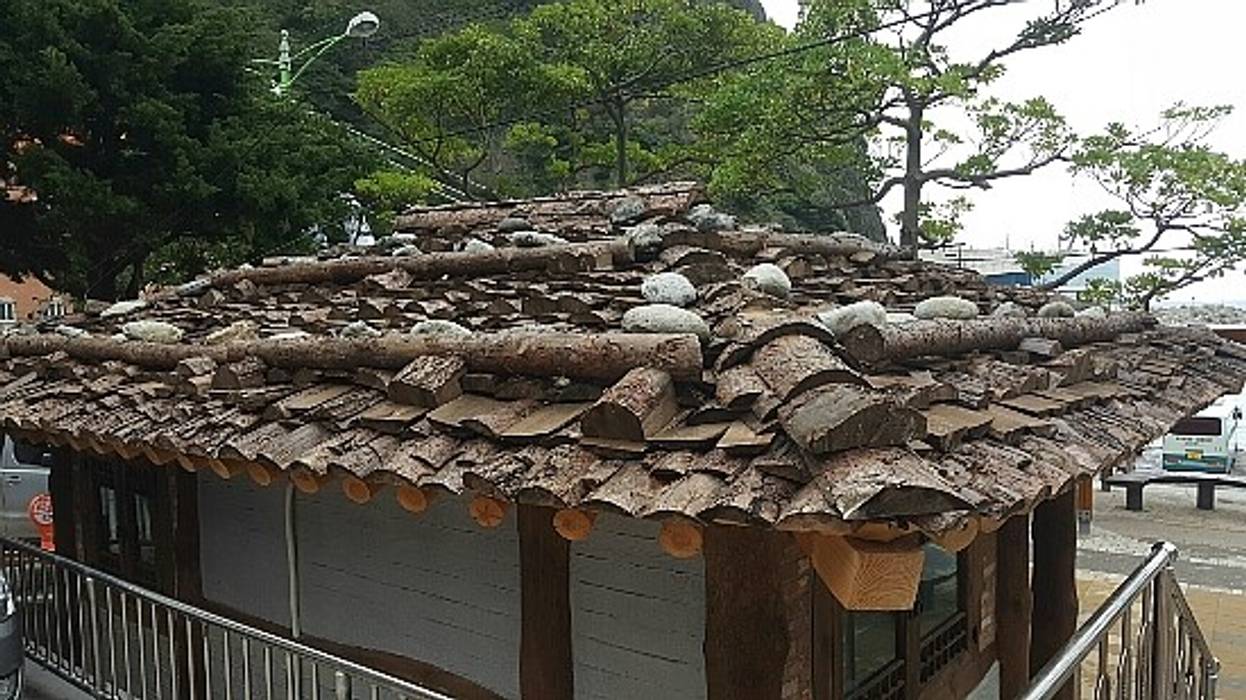 한국전통 목조건축 '대목장' 너와집, 한국인테리어 (주)명인건설 한국인테리어 (주)명인건설 Case in stile asiatico