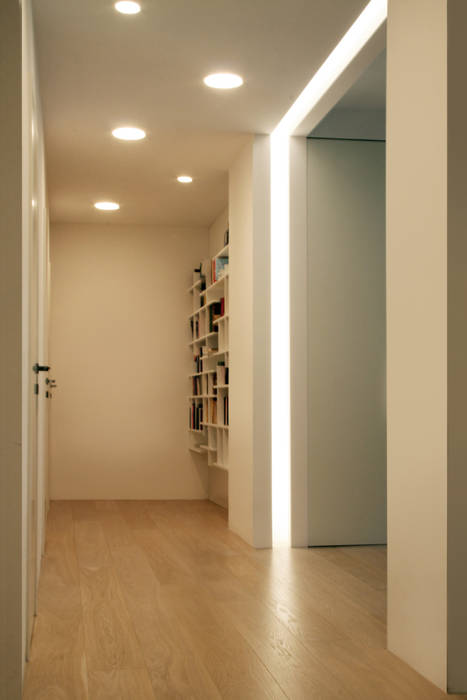 INGRESSO T+T ARCHITETTURA Ingresso, Corridoio & Scale in stile moderno illuminazione a LED,faretti,tagli di luce,ingresso