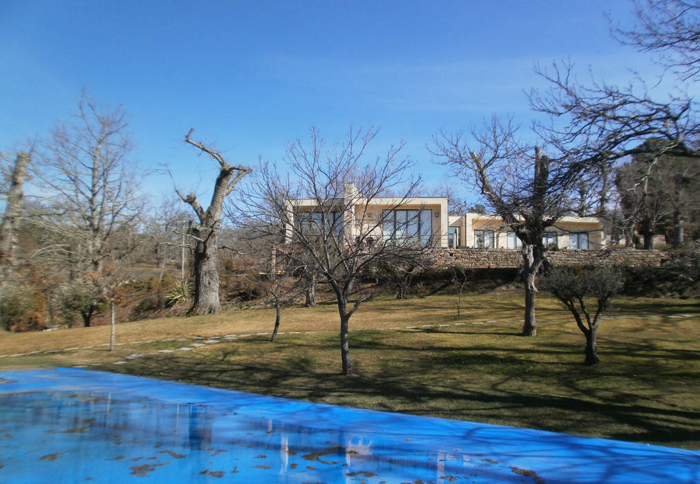 Piscina e envolvente Jardins campestres por APROplan Campestre