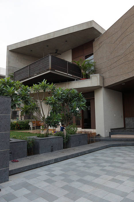 Residence of Brijesh Patel, Architects at Work Architects at Work Modern houses