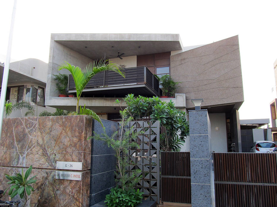 Residence of Brijesh Patel, Architects at Work Architects at Work Modern houses Plant,Building,Urban design,Condominium,Residential area,Fence,Brick,Real estate,Facade,City