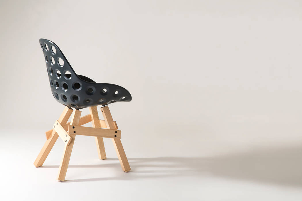 Icon chair natural, Dimple shell black Studio Sander Mulder Commercial spaces Wood Wood effect Office spaces & stores