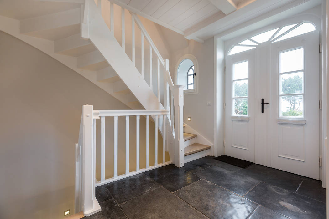 homify Modern Koridor, Hol & Merdivenler