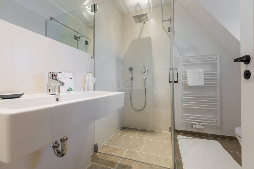 Homestaging Luxusimmobilie: ReetdachHaus in Ausnahmelage, Home Staging Sylt GmbH Home Staging Sylt GmbH Modern bathroom