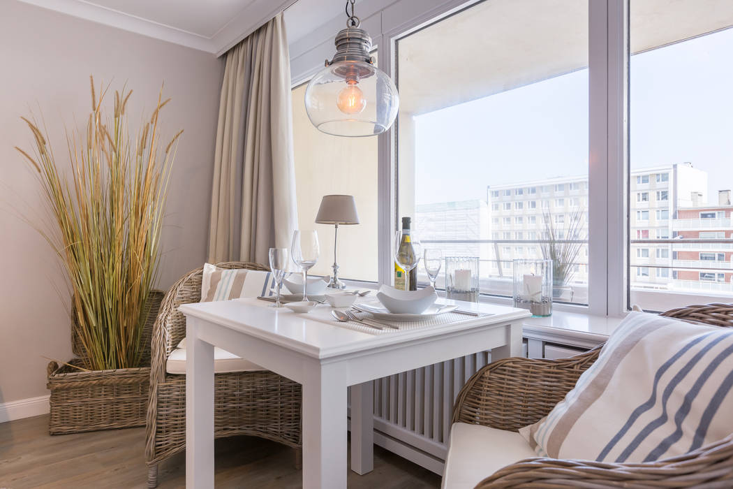 Redesign Fewo im Haus Metropol am Westerländer Strand, Home Staging Sylt GmbH Home Staging Sylt GmbH Ruang Makan Modern