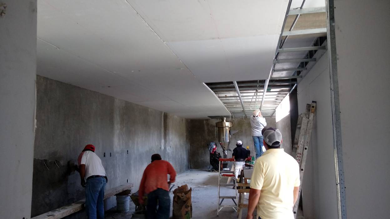 ​Vista en el avance de la instalación del plafón falso. taller garcia arquitectura integral Comedores de estilo rural