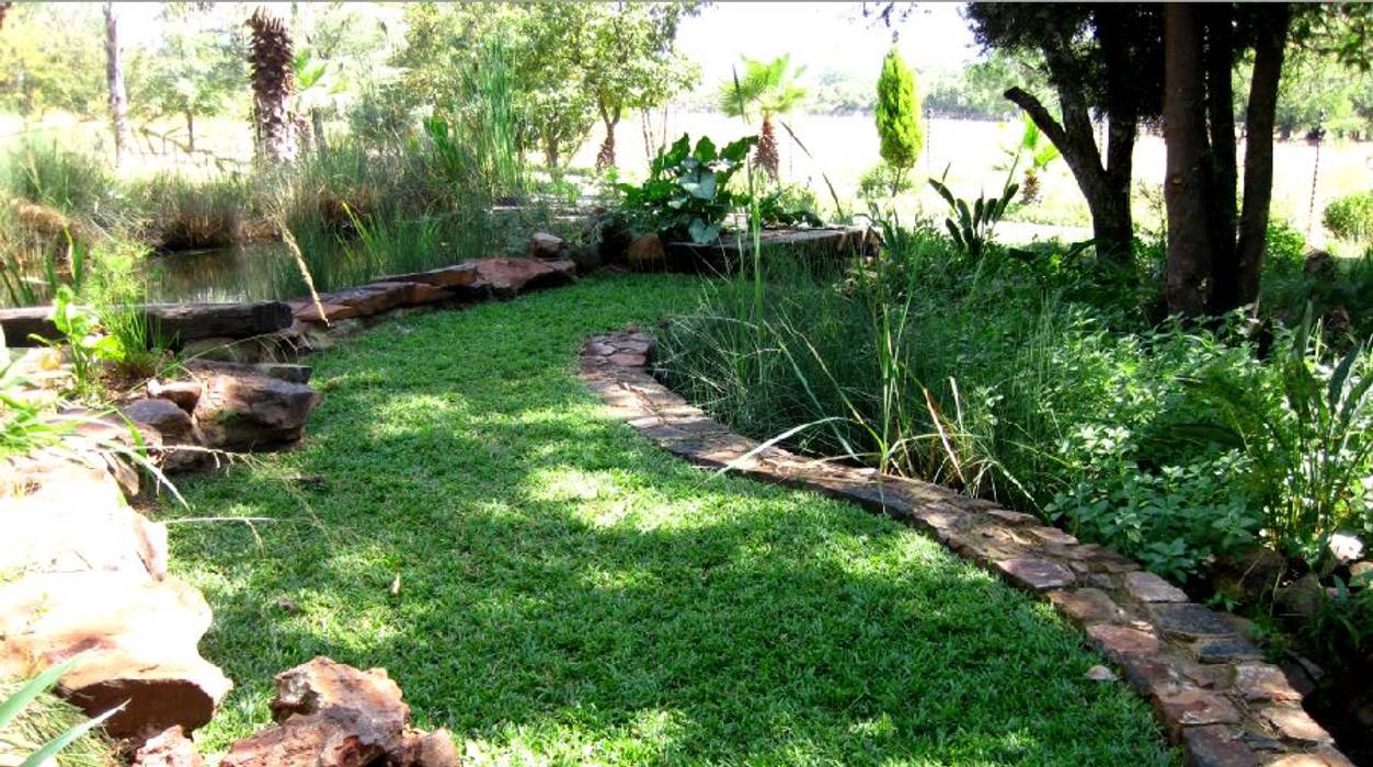 Large Country Garden Young Landscape Design Studio Country style garden Shade garden,lawn for shade,planting in shade,frost hardy,pond,natural rock