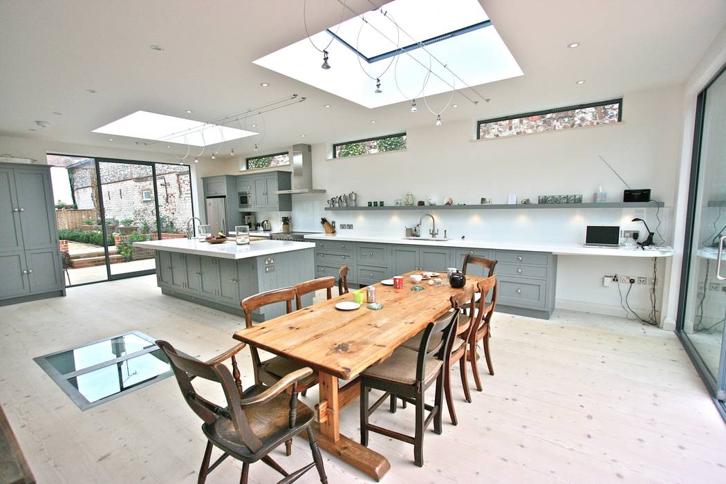 Brancaster, North Norfolk, UK Laura Gompertz Interiors Ltd Кухня grey kitchen,shaker kitchen,contemporary kitchen,white worktop,composite worktop,modern kitchen,wine cellar