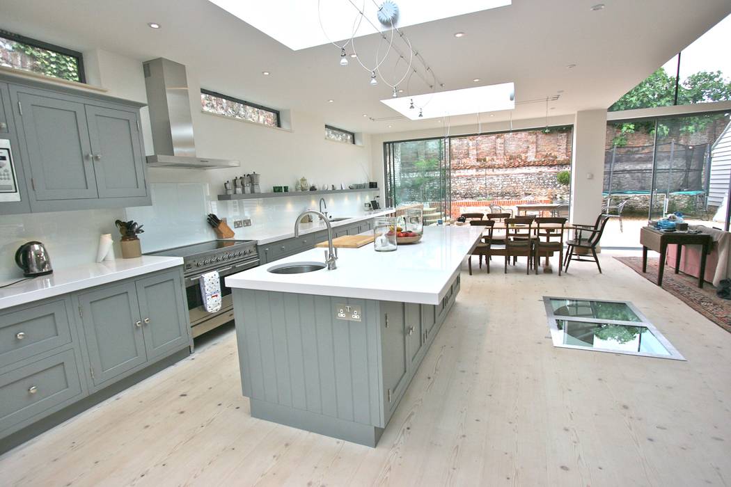 Brancaster, North Norfolk, UK Laura Gompertz Interiors Ltd Klassieke keukens kitchen island,island,cooking island,white worktop,white,grey,grey kitchen,contemporary kitchen,modern kitchen,shaker kitchen