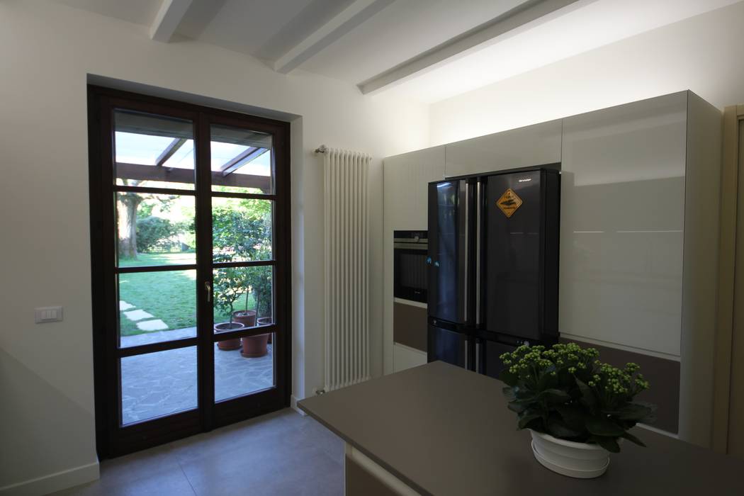 Glass white&brown kitchen, Falegnameria Ferrari Falegnameria Ferrari Cocinas de estilo moderno