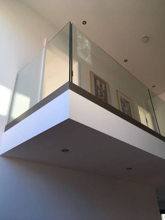 Kragarmtreppe Dreieich lifestyle-treppen.de Moderner Flur, Diele & Treppenhaus Glas