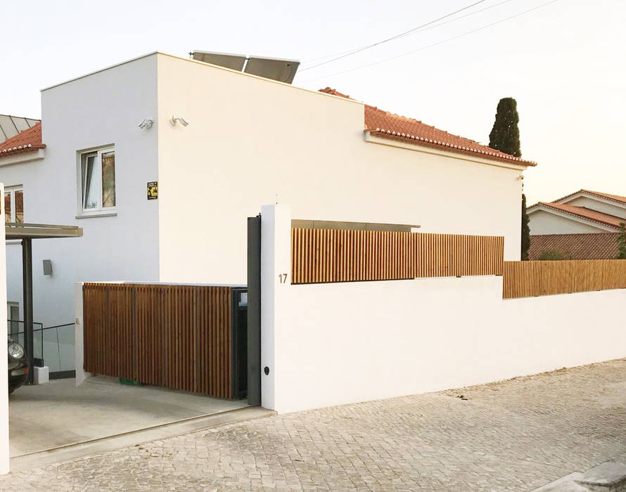 Vedação em madeira para exterior mube arquitectura Casas mediterrânicas