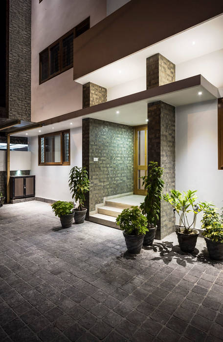 Entrance to the House Manuj Agarwal Architects Modern houses