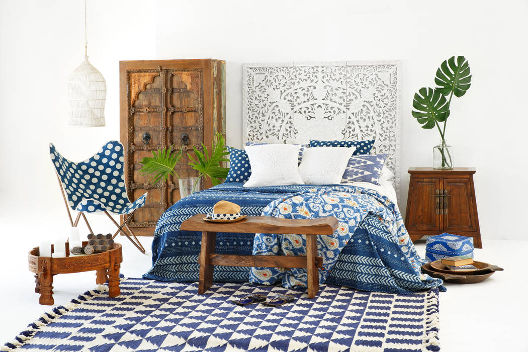 Hand-caved traditional wooden pieces, combined with naturally- dyed indigo textiles to create a dramatic and luxurious warm bohemian bedroom. homify Rustic style bathroom Accessories & decoration