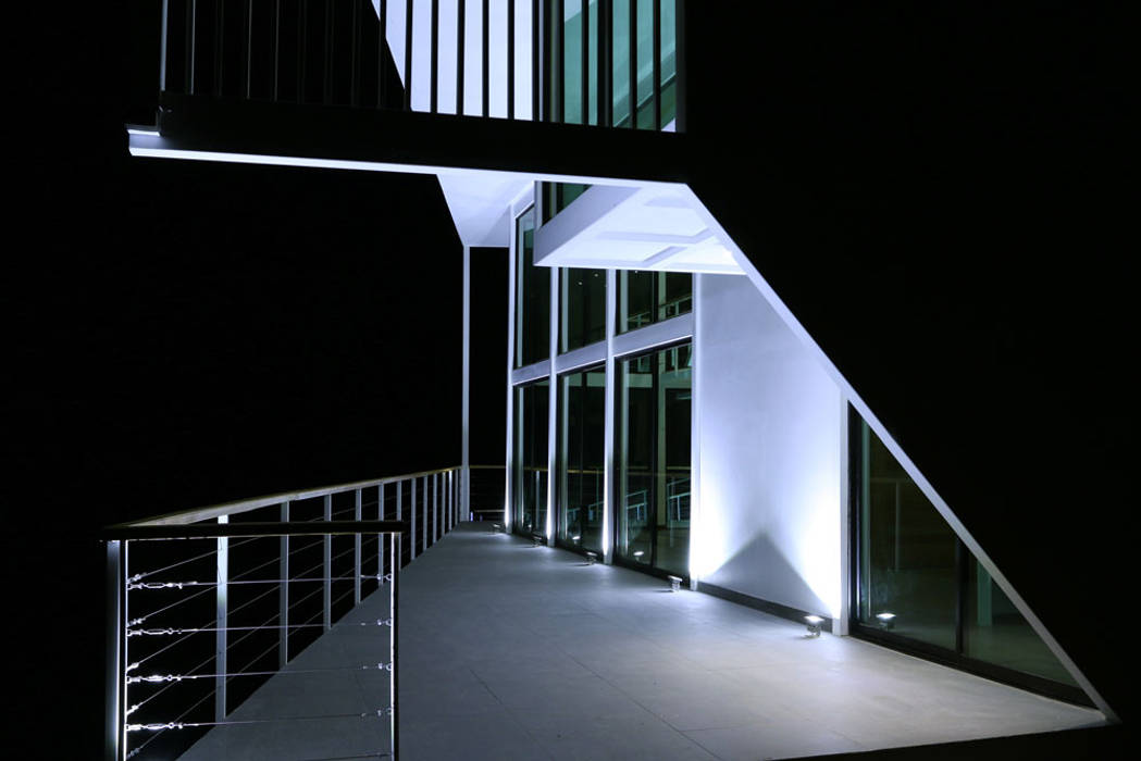 TERRAZA MIRADOR DE NOCHE CON ILUMINACIÓN A NIVEL DE PISO Directorio Inmobiliario Balcones y terrazas mediterráneos Piedra