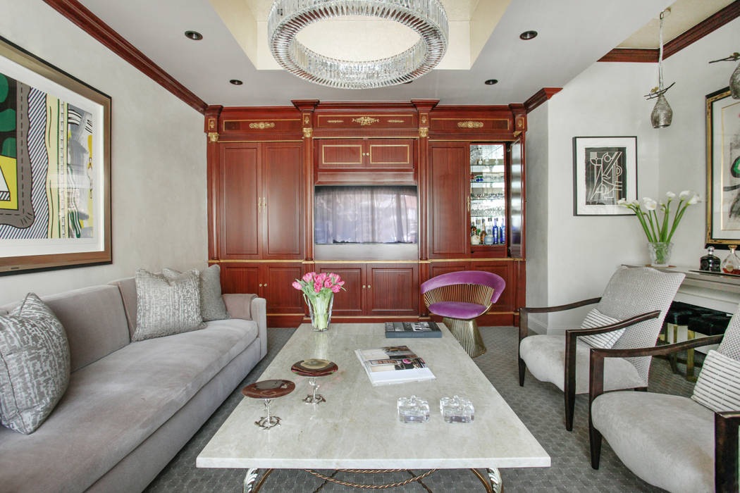 Art Collectors Residence, JKG Interiors JKG Interiors غرفة الميديا خشب نقي Multicolored