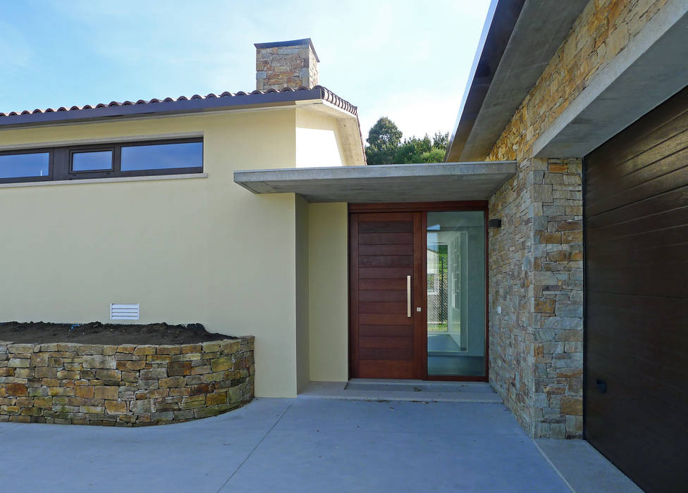 Vivienda en Sarela AD+ arquitectura Puertas de entrada Madera Acabado en madera Cielo,Ventana,Planta,Edificio,Sombra,Madera,Accesorio,Superficie de la carretera,Puerta,Barrio residencial