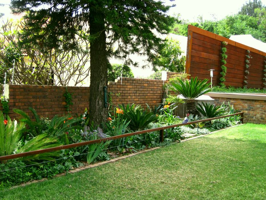 Large Family Garden, Young Landscape Design Studio Young Landscape Design Studio Jardins modernos