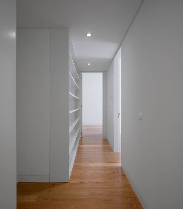 Calçada da Estrela, RRJ Arquitectos RRJ Arquitectos Modern corridor, hallway & stairs