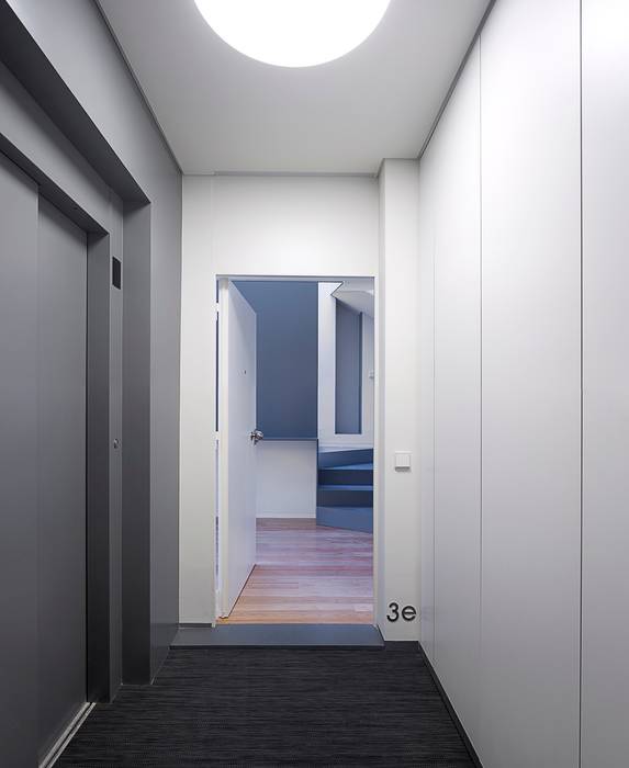 Rua do Prior, RRJ Arquitectos RRJ Arquitectos Modern corridor, hallway & stairs