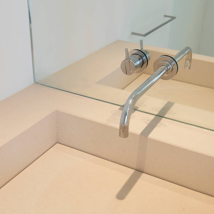 Detail Washbasin - Mirror Jen Alkema architect Minimalistische badkamers Kalksteen Wastafels