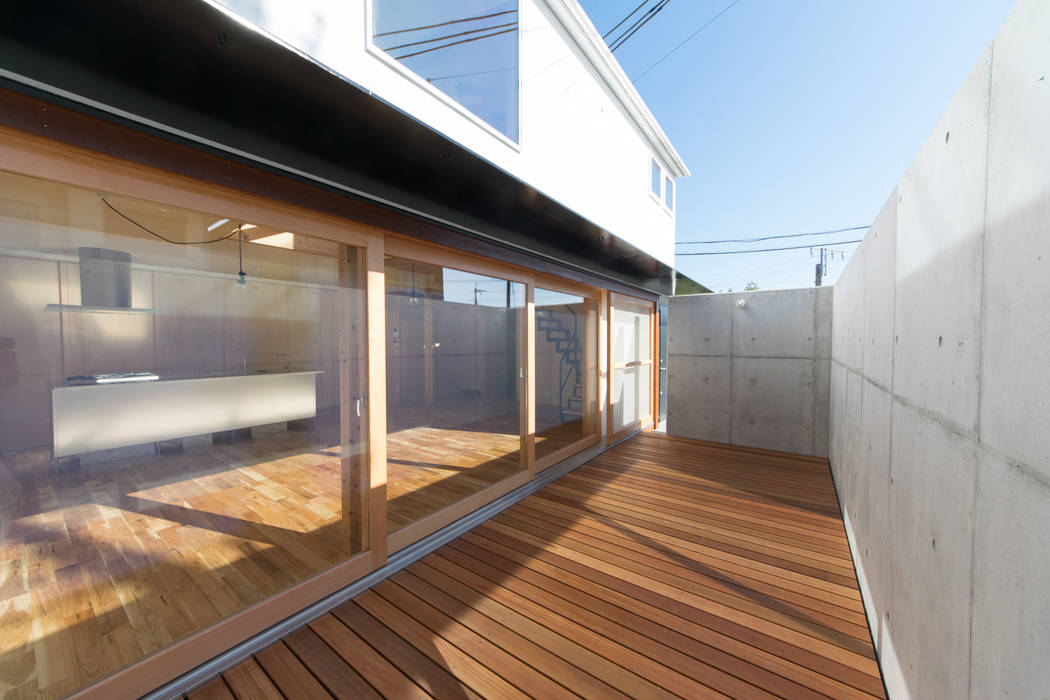 S-house, coil松村一輝建設計事務所 coil松村一輝建設計事務所 Minimalist balcony, veranda & terrace Wood Wood effect