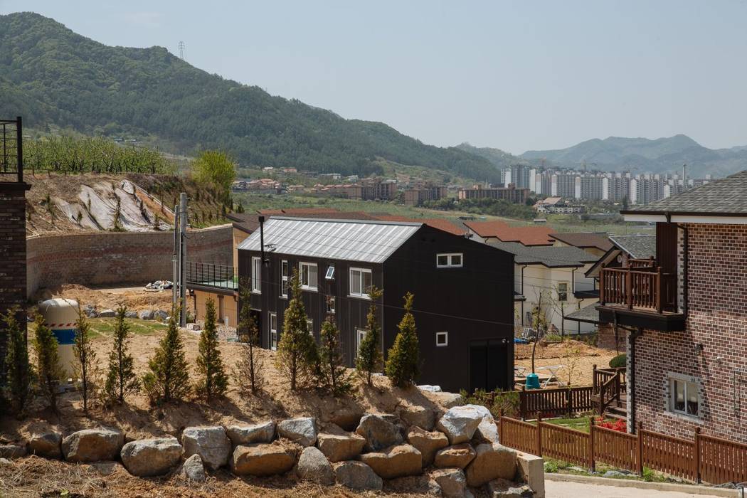 안림 언덕위 까만집, 구름집 02-338-6835 구름집 02-338-6835 Casas de estilo moderno Metal