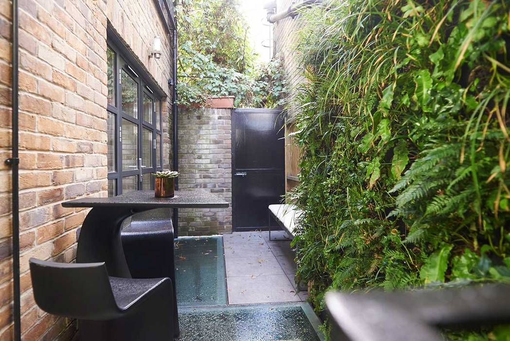 London duplex backyard ESTHERRICO Design & Businness Modern Terrace Living wall,outdoor funiture,resine outdoor furni,glass,vertcial wall,aquaponic,urban,london,clerknwell