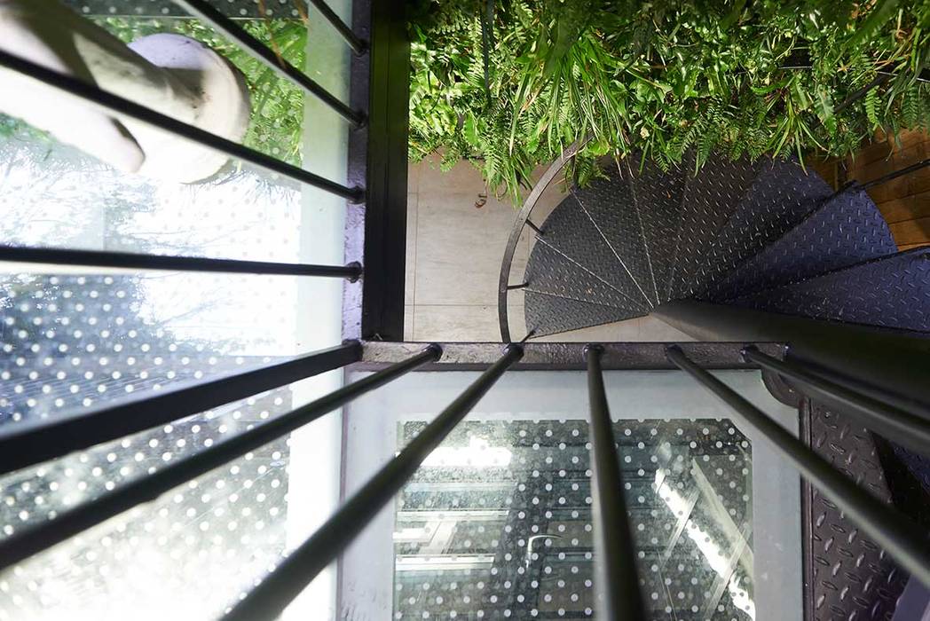 London duplex spiral staircase top view ESTHERRICO Design & Businness Modern balcony, veranda & terrace