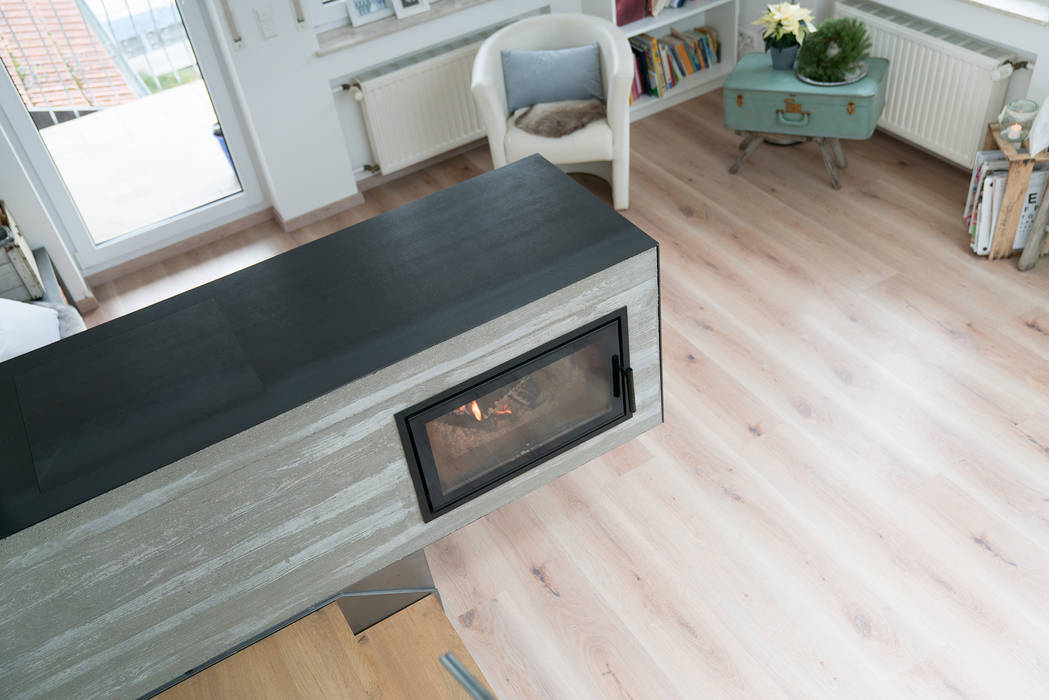 .kii4 | kiimoto Kaminofen mit Verkleidung in Holzoptik , kiimoto kamine kiimoto kamine Minimalist living room Concrete Fireplaces & accessories
