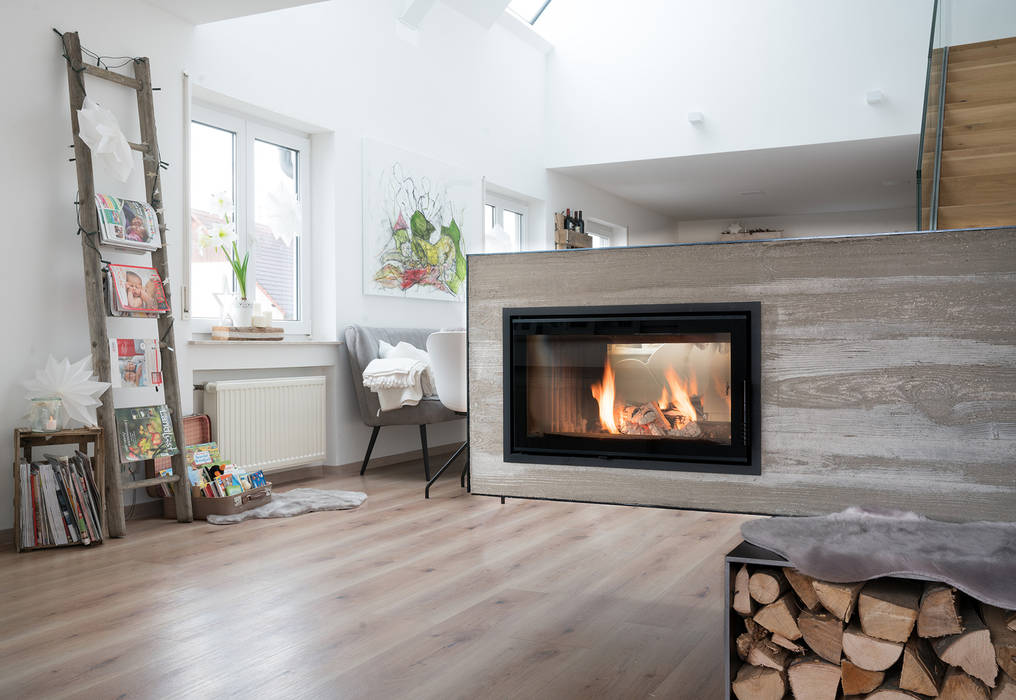 .kii4 | kiimoto Kaminofen mit Verkleidung in Holzoptik , kiimoto kamine kiimoto kamine Minimalist living room Concrete Fireplaces & accessories