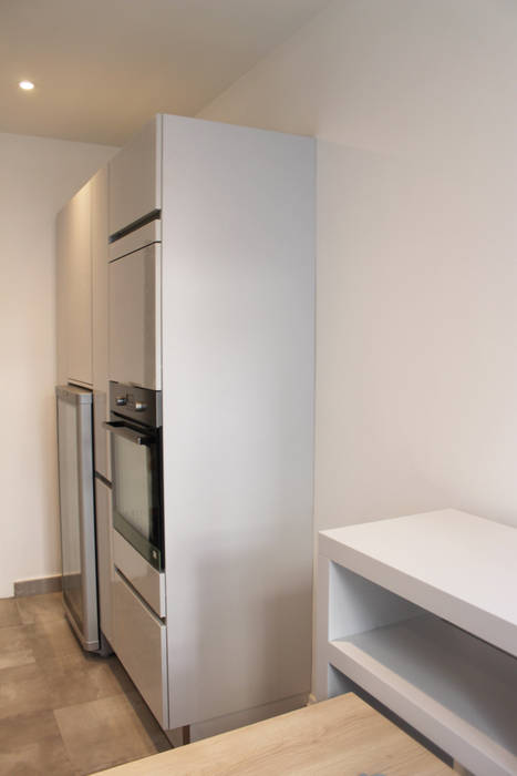 APPARTEMENT A STRASBOURG, Agence ADI-HOME Agence ADI-HOME ห้องครัว ตู้เก็บของและชั้นวางของ