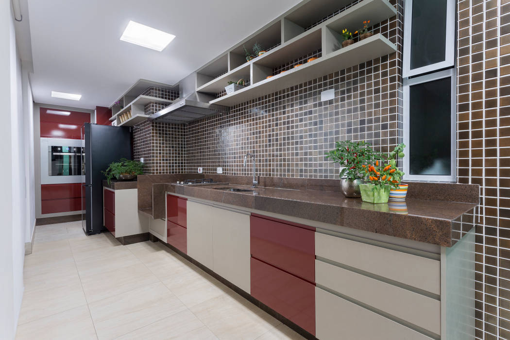 Cozinha vermelha JANAINA NAVES - Design & Arquitetura Cozinhas ecléticas