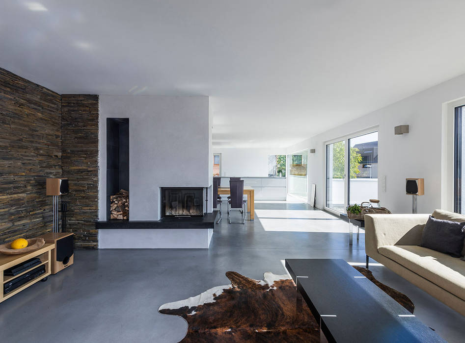 Wohnzimmer Mit Nach 2 Seiten Offenem Kamin Moderne Wohnzimmer Von