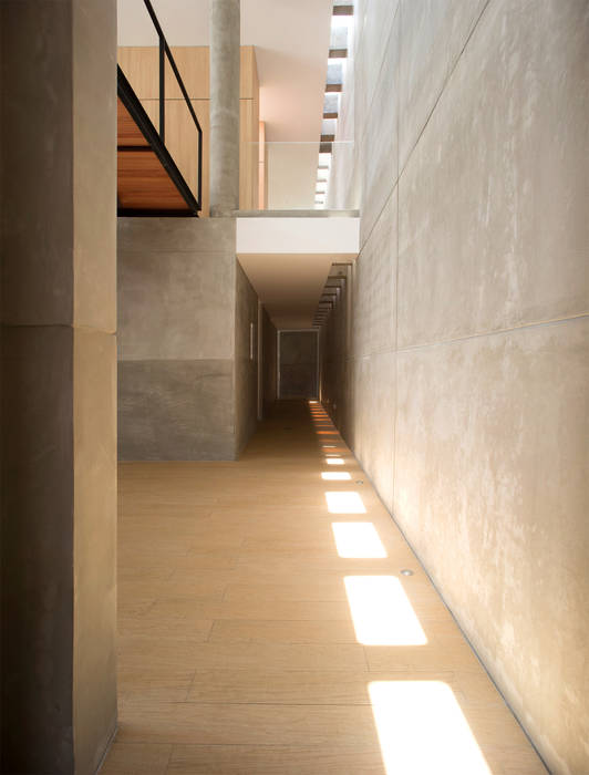 CASA LIVING, Chetecortés Chetecortés Modern Corridor, Hallway and Staircase