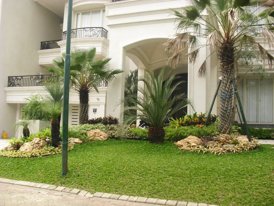 TAMAN TROPIS MODERN, NISCALA GARDEN | Tukang Taman Surabaya NISCALA GARDEN | Tukang Taman Surabaya Jardines modernos