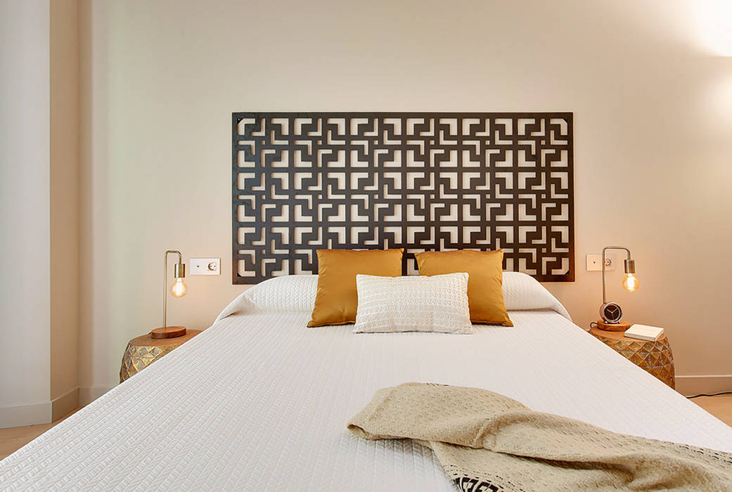 Master bedroom Markham Stagers Quartos modernos elegant details,headboard,geometry,golden accents,zen,hotel look,modern interiors,urban decor,side tables