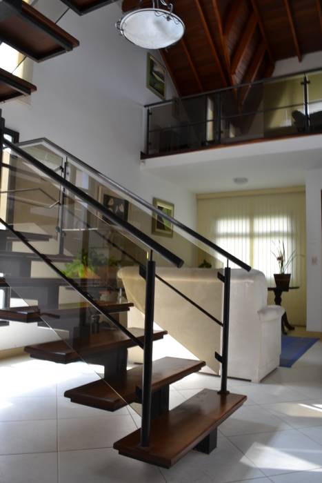Escada, ferro e madeira Flávia Kloss Arquitetura de Interiores Salas de estar modernas Madeira maciça Multi colorido